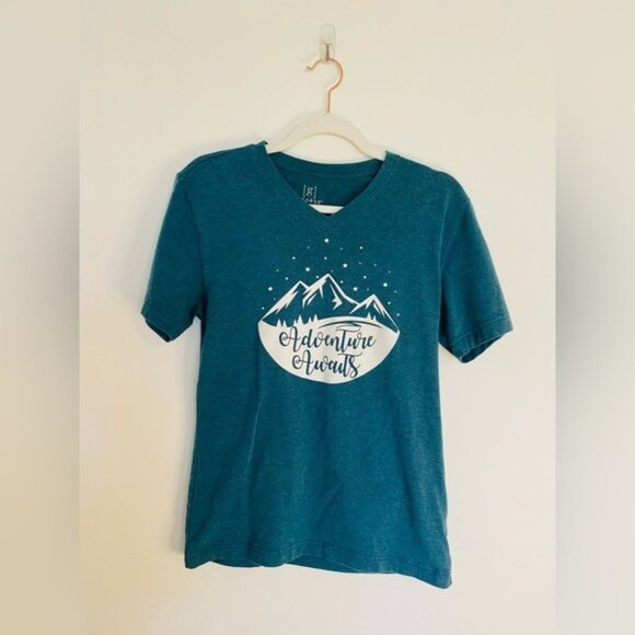 Adventure Awaits Graphic V-Neck T-Shirt By George XS/XCH (30-32) - Picture 1 of 7